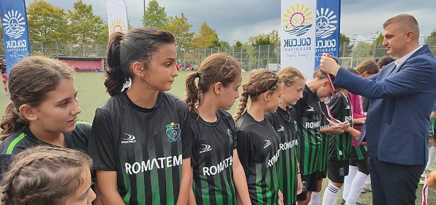U 13 Kız Futbol Turnuvasının Şampiyonu Kocaeli Kadın Futbol